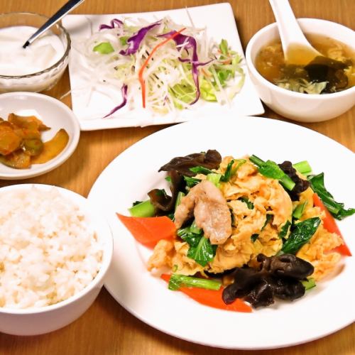 嬉しいランチメニュー♪豚肉とキクラゲ玉子炒め定食