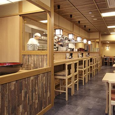【一人飲みからご宴会まで】和モダンで落ち着いた雰囲気の店内には、お一人様からご利用いただけるカウンター席や少人数～大人数まで対応可能なテーブル席をご用意しております。ご宴会に最適な飲み放題付きコースも各種ご用意しておりますので、ぜひご利用ください。