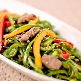 Stir-fried three-color peppers and Japanese beef with sesame seeds