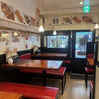 テーブル席もご用意しております。