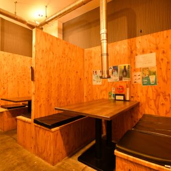 壁で仕切られているちょっぴりプライベート空間な4名様テーブルです。