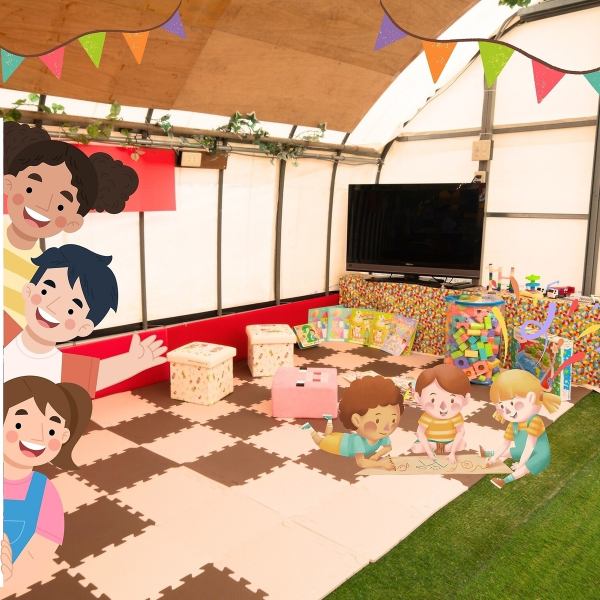 ≪お子様連れのお客様に嬉しいキッズルーム☆≫ 安心して楽しめるスペースです！遊び場にはおもちゃや絵本が揃っており、小さなお子様が楽しく遊べます。安心のマットが転んでも心配なし。大人は安心して、お食事を楽しむことができます。家族みんなが笑顔になれる居心地の良い空間で、特別なひとときをお過ごしください★