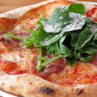 Parma ham and arugula pizza