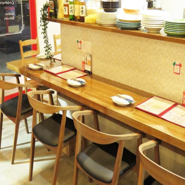 [Wood-based interior] A warm and stylish interior where you can feel the warmth of wood ♪ The counter seats, which are comfortable to sit in, allow women to enjoy a calm meal! Not only for one person, but also for dates and spirits. It is also recommended to talk side by side with friends who can not put it ◎ Recommended for various banquets such as girls-only gatherings, anniversaries, welcome and farewell parties! Please contact us for charter etc. ♪