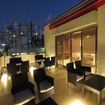 [露台座位/約會方案] 4,000日圓（含稅）套餐包含披薩和肉類菜餚等5種可欣賞夜空全景的菜餚