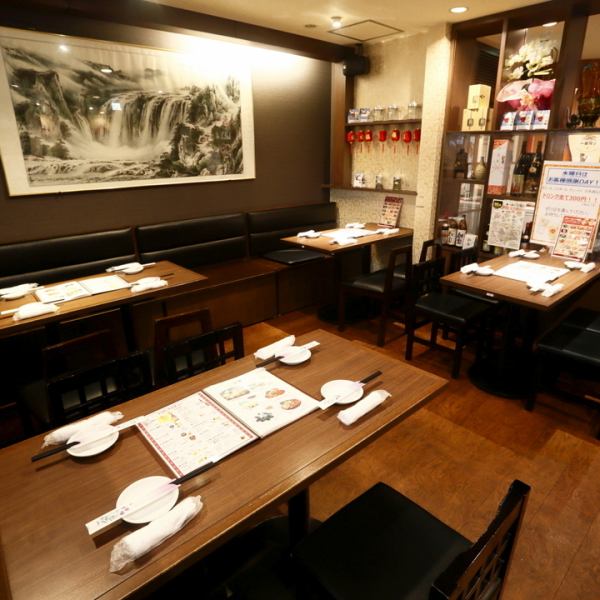 テーブル席のお食事はゆったりした空間となっております♪テーブル一面に熟練の料理人による絶品中華料理を広げてお楽しみください！20名様程のグループにも対応可能となります！天満、南森町周辺での宴会は瑞豊苑(ロイホウエン)にお任せください♪仲間内の宴会や少人数にも最適なテーブル、カウンター席もございます！