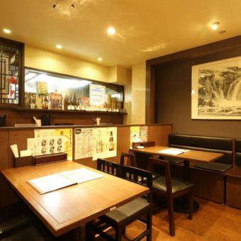 ゆったりとしたテーブル席もございます♪