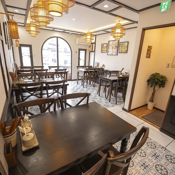 店内はベトナムを意識した装飾が随所に施され、まるで現地を旅しているような気分に浸れます。オープンキッチンからは本場のシェフが作る料理の香りと音が広がり、ライブ感を満喫できます!アクセスも良好で、異国情緒と利便性を兼ね備えた魅力あるお店。貸切やシーンに合わせた使い方も可能です☆