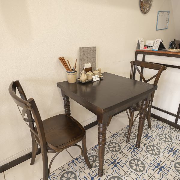 少人数向けにはオープンキッチン近くのテーブル席をご用意。シェフが調理する音や香りを間近で感じられる臨場感も魅力です。温かみのある照明と木のぬくもりを感じる家具が、居心地の良さを高めています。リラックスしたいカップルや気心の知れた友人との食事にぴったりの空間です!