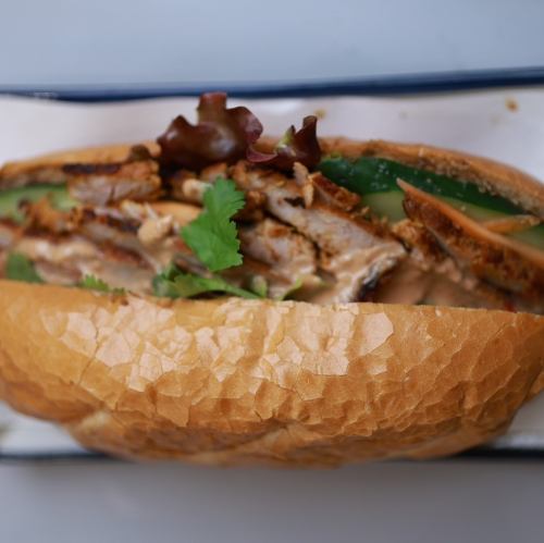 現地の味を再現！外はカリッ、中はふわふわのバインミー