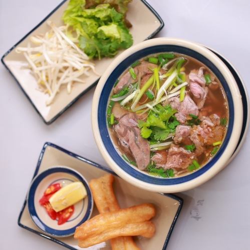 満足ボリューム!「特製盛り合わせ牛肉のフォー」