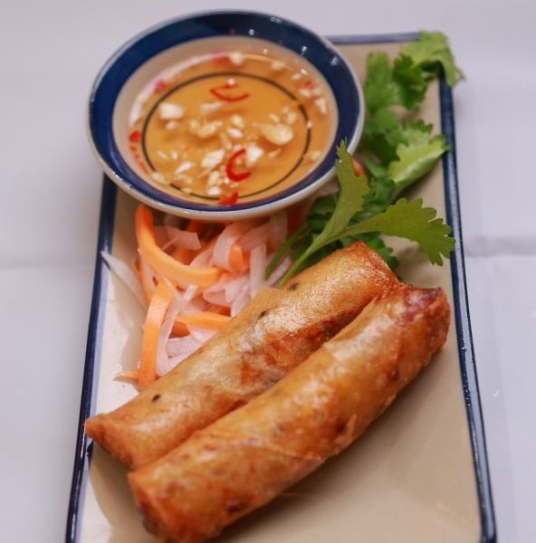 ナンプラーと唐辛子のソースがベストマッチ!野菜と豚肉入り「春巻き」