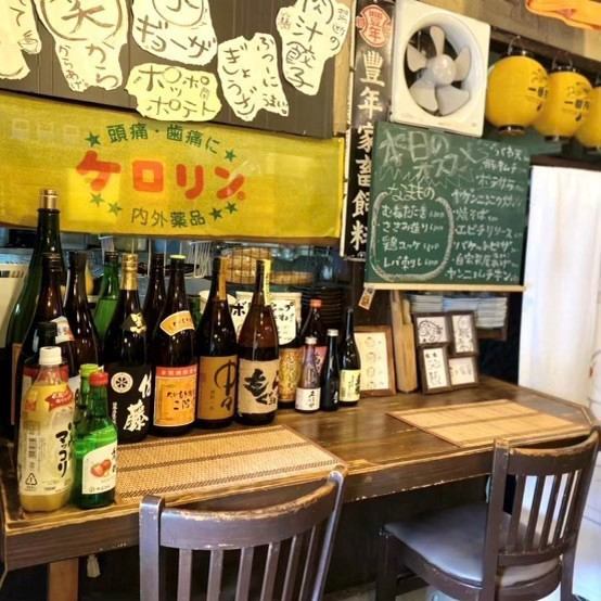 It is a counter seat where you can feel the warmth of old-fashioned trees and people.From regulars to new customers, you can feel free to eat alone.We also have sake and shochu that go well with your meal, so feel free to ask the staff!