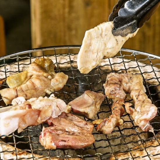 请享用在七林上烤早晨鸡肉的精致烤鸡肉串。