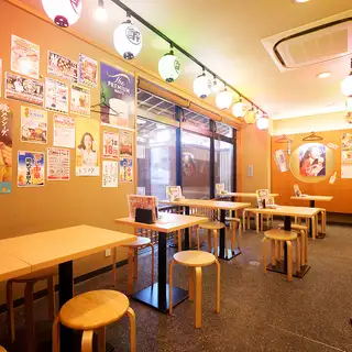 気取らず落ち着く和みの店内…ワイワイと飲み会を楽しみたいお客様におすすめのテーブルを多数完備しています！※画像は系列店