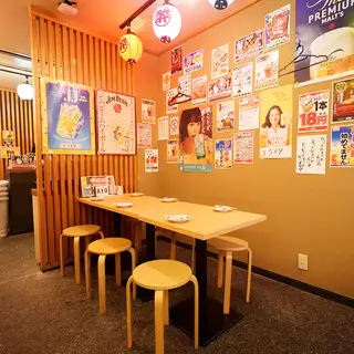 【サク飲みに】少人数で和気あいあいとお料理とお酒を楽しめるテーブル席！フラッと気軽にお立ち寄りください♪※画像は系列店