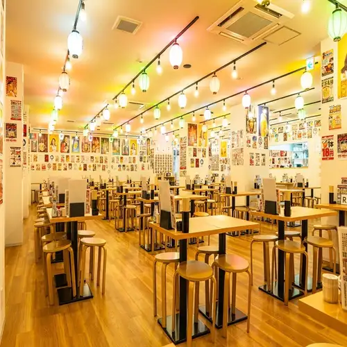 <p>広々とした店内は大人数の宴会におすすめ！会社の宴会や打ち上げなどにご利用ください♪</p>