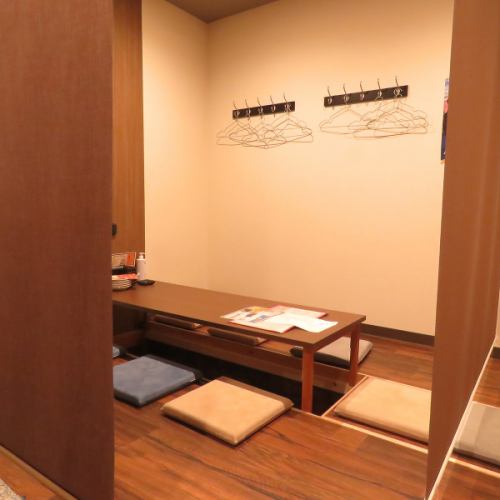 まったり楽しめる人気の掘りごたつです。カーテンロールの仕切りを外せば、大人数にも対応可能！