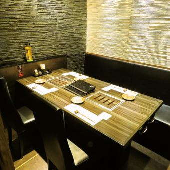 [Table seats] Chic table seats based on bricks.We have 3 seats for 2 to 4 people.It can accommodate up to 12 people.It has an atmosphere different from a private room and is ideal for everyday meals and banquets.