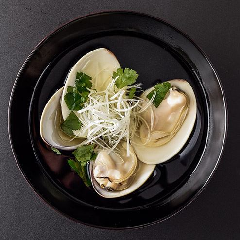 Clam soup with white clams / sea lettuce and wakame seaweed soup