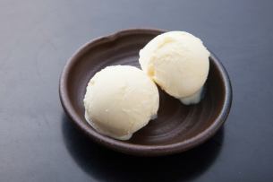 Vanilla ice cream / Yuzu sorbet / Chocolate chips / Matcha ice cream / Black sesame ice cream / Belgian chocolate