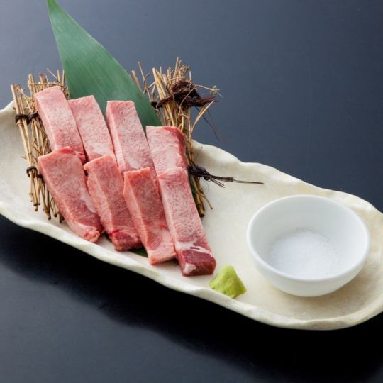 《人气No.1》招牌菜：「厚片盐舌」1,690日元（不含税） ◆与盐或芥末一起享用，凸显出优质油脂的味道！