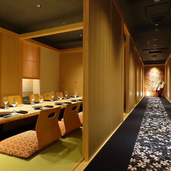 The private rooms feature sunken kotatsu tables where you can stretch your legs and relax.We can accommodate small, medium or large groups and are available for a variety of occasions, including banquets, business entertainment and celebrations.Enjoy a relaxing time in a space where the warmth of wood spreads comfortably and gives off a soothing, comforting feeling.