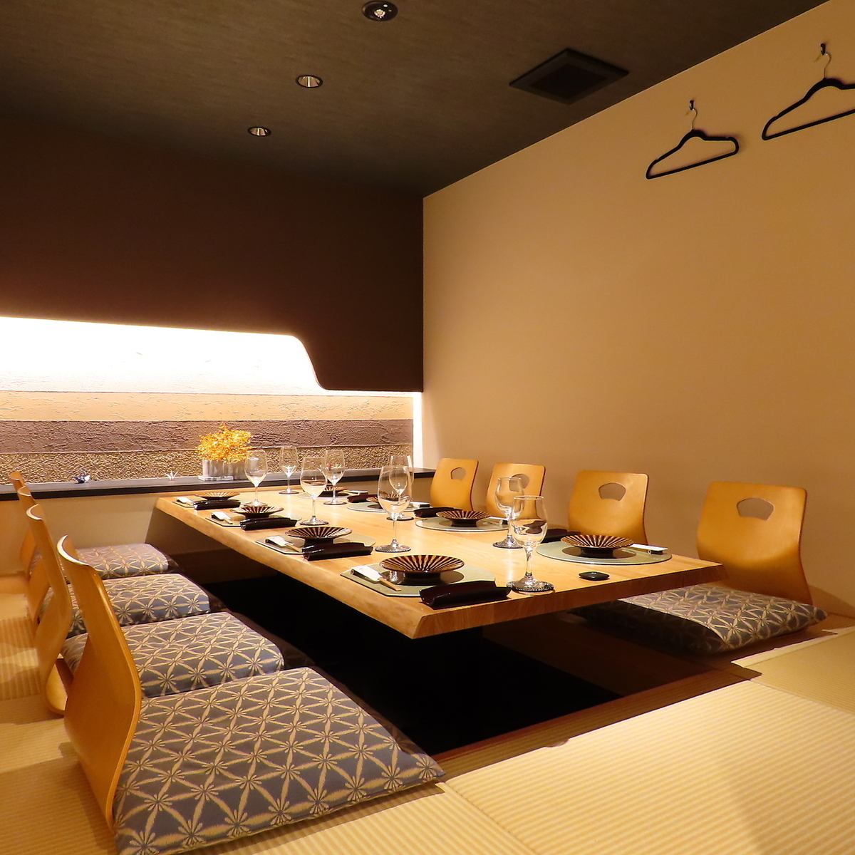 The relaxing private rooms, filled with the warmth of Japanese culture, can also accommodate large groups.