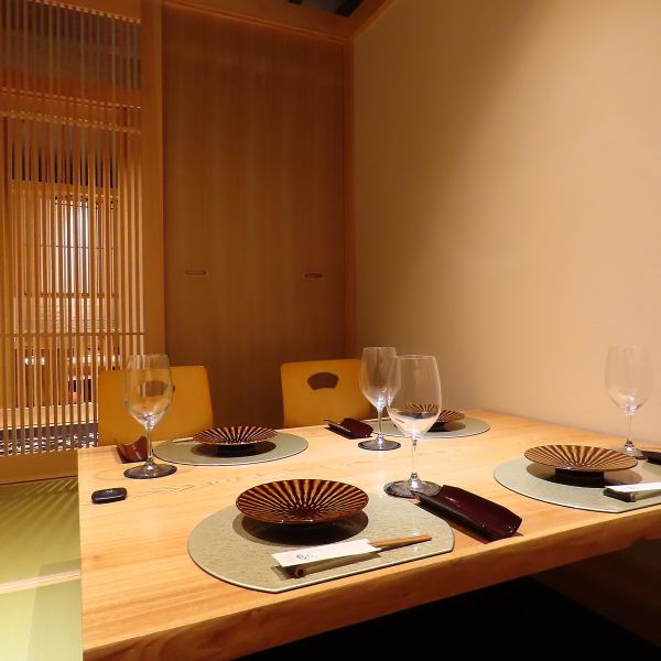 The private rooms feature sunken kotatsu tables where you can stretch your legs and relax.We can accommodate small, medium or large groups and are available for a variety of occasions, including banquets, business entertainment and celebrations.Enjoy a relaxing time in a space where the warmth of wood spreads comfortably and gives off a soothing, comforting feeling.