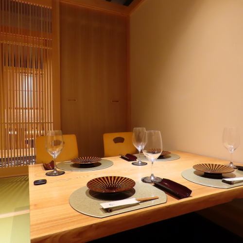 <p>The private rooms feature sunken kotatsu tables where you can stretch your legs and relax.We can accommodate small, medium or large groups and are available for a variety of occasions, including banquets, business entertainment and celebrations.Enjoy a relaxing time in a space where the warmth of wood spreads comfortably and gives off a soothing, comforting feeling.</p>