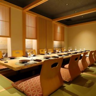 広々とした掘りごたつ個室は、大規模な宴会や会食、ビジネスシーンにもおすすめ。ご予約等、お気軽にお問い合わせください。