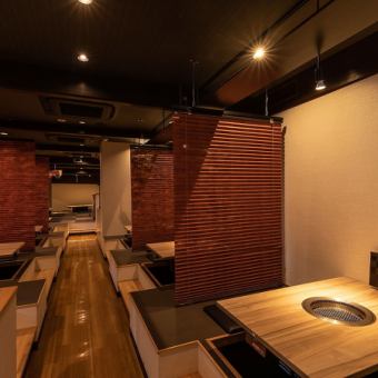 It is a semi-private room for digging that can be used by 2 people.By lowering the roll curtain, it becomes a semi-private room style, and you can enjoy yakiniku in a moderately private space without having to stretch your shoulders.At a medium-sized banquet that uses the entire digging pit, it becomes a space with a sense of unity.