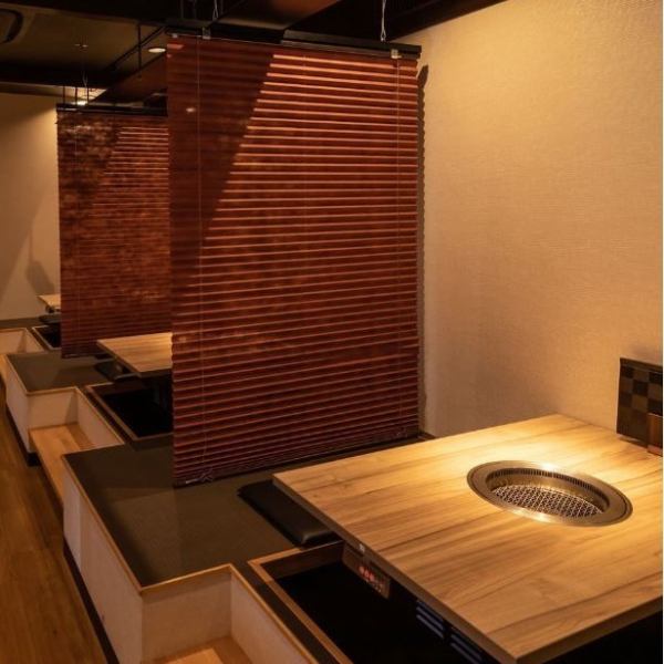 Digging seats that can accommodate a small number of people to a large number of people.It is also possible to lower the rail curtain to make it a semi-private room.Please enjoy yakiniku while relaxing and relaxing.