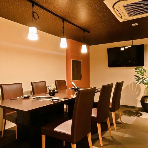 There is only one room in the store, and it is a completely private room seat for up to 8 people.Please use it for business scenes such as entertainment and days such as birthdays and anniversaries.You can also decorate your room.Please contact us.