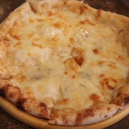クアトロフォルマッジ（4種のチーズピザ）