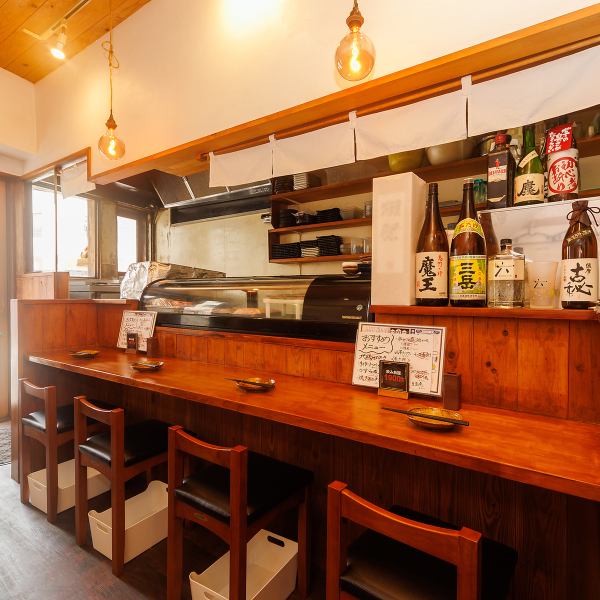 カウンター席ならではの臨場感や、隣のお客様との交流も魅力の一つ。友人とワイワイ楽しむのも良し、一人でじっくり味わうのも良し、柔軟な楽しみ方ができます。お酒と共に、心温まるひとときを過ごしてみませんか?気軽に立ち寄れる居酒屋のカウンター席で、特別な時間をお楽しみください。