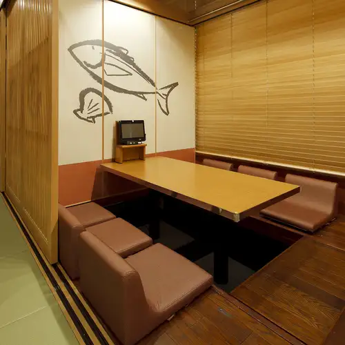 Relaxing private rooms with sunken seating