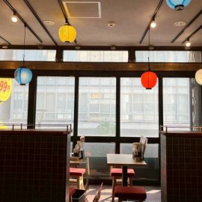 店内はどこか懐かしい風情が漂う店内となっており、昔ながらの魅力的なメニューが豊富にそろっております。下町酒場のような親しみやすい雰囲気とリーズナブルな価格で気軽にご利用いただける大衆酒場となっております！
