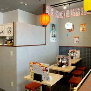 明るい木目調の店内。どこか懐かしさを感じる店内で自慢の餃子とお酒をお楽しみください。
