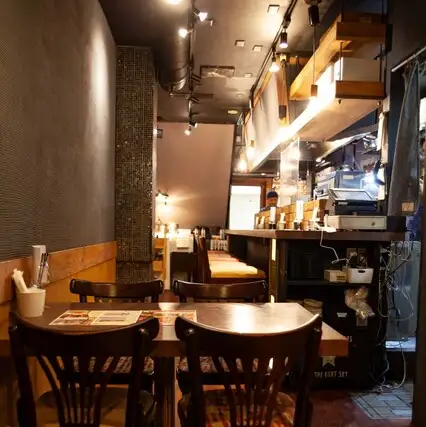 店内は全50席をご用意。金・土は翌3時まで営業しており、ゆっくりとお過ごしいただけます。貸切20名様前後から可能です。お気軽にご相談ください。
