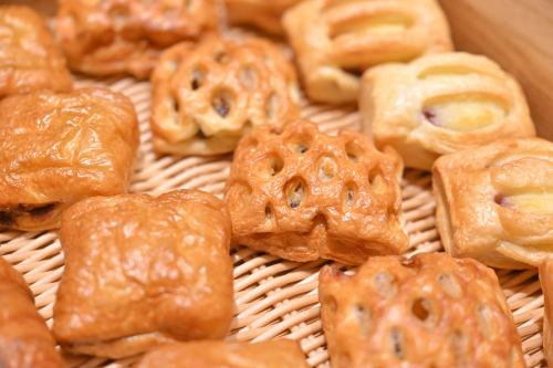 【自助餐形式】各種麵包和招牌咖哩無限量供應♪