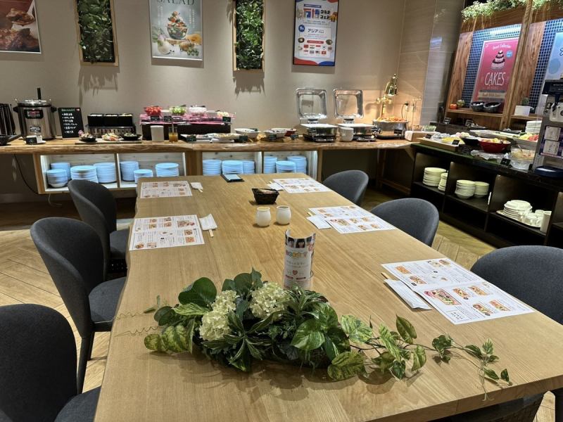 店內以溫暖的木材和綠色植物為基調，讓您在寧靜的氛圍中度過輕鬆的時光！