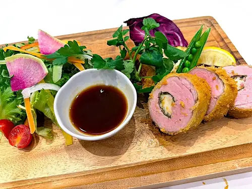 7月1日～7月31日まで　期間限定MONTHLY　MENU　厚切り豚ヒレ肉の大葉香るチーズ包み揚げ
