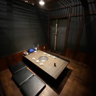 The tatami mat seats are private rooms.