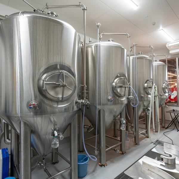 店内のビール醸造設備はガラス張りで、お食事中もゆったり見てお楽しみいただけます。レンガ造りの店内は静かで落ち着く雰囲気。ジャズが流れる店内で、ゆったりとリラックスしながらビールを味わうことができます。親しい友人やご家族、大切な方とのひとときに最適♪料理やビールを堪能しながら、会話も自然と弾みます。