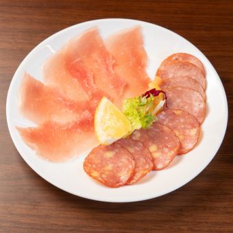 生ハムとサラミの3種盛り