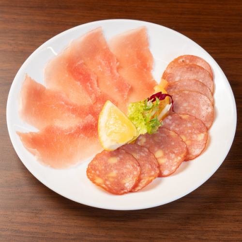 生ハムとサラミの3種盛り