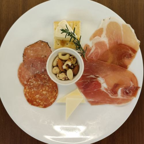 生ハムとチーズとサラミの盛合せ
