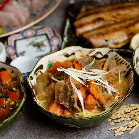旨みが溶け込む特製スープ。ほっと癒される本格煮込み。