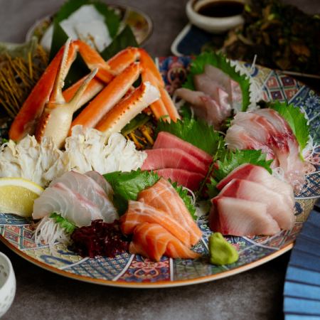 【欢迎/告别宴套餐】共8道菜，含2.5小时畅饮，4980日元！包含6种新鲜鱼类拼盘和多种烤和牛。